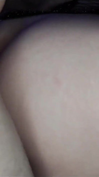 Une MILF juteuse reçoit un joli creampie dans la chatte