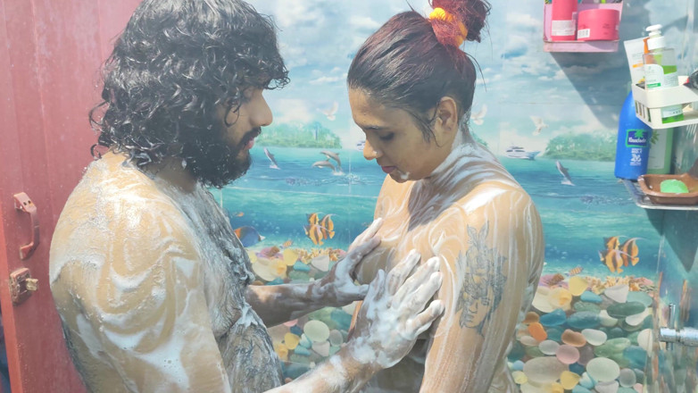 Vaigavarun45: Romansa mandi dan mandi bareng cewek ini