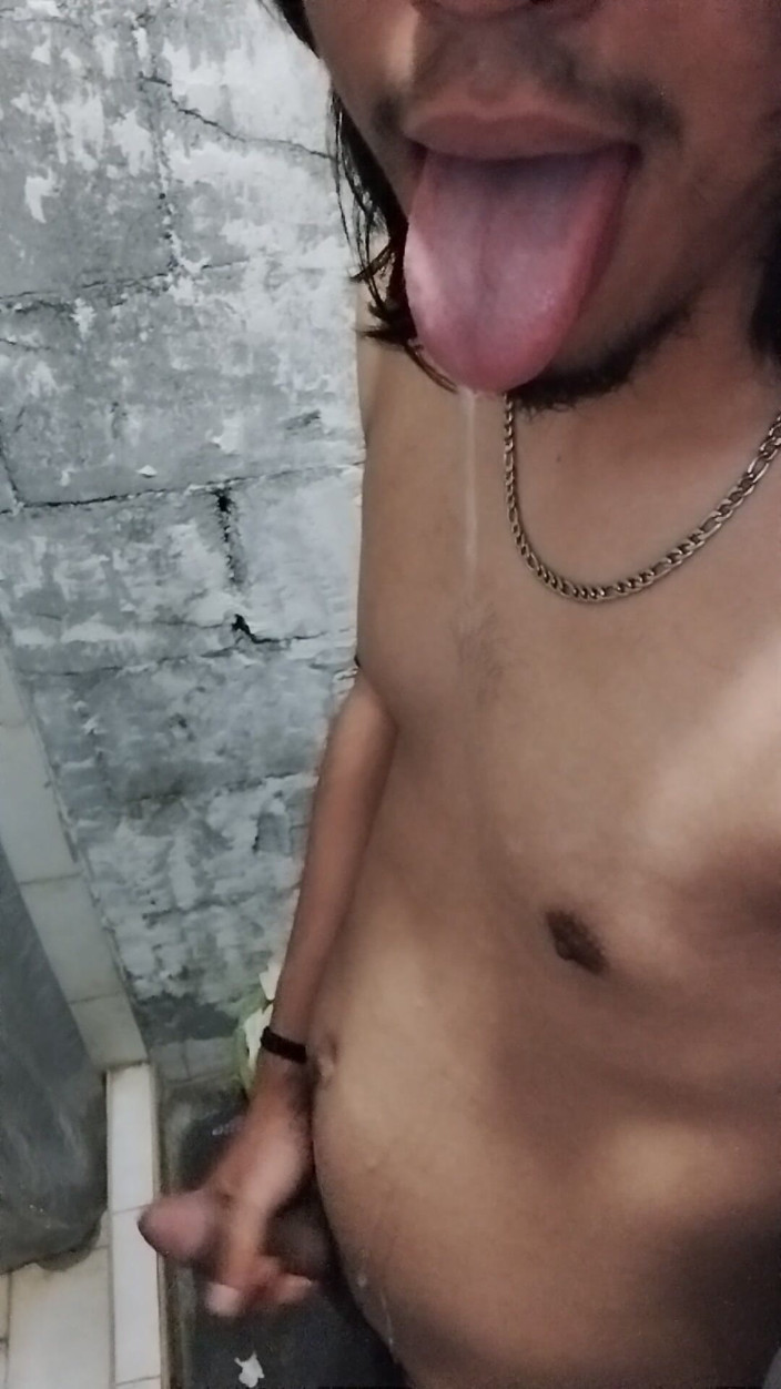 AlexAlejandro13: 裸でお腹によだれが出てる