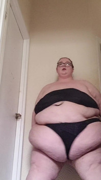 SSBBW STRIP TEASE and twirl
