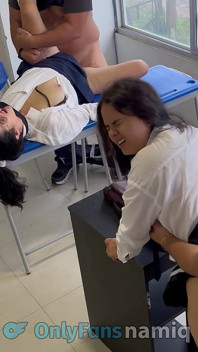 Gli studenti sedurgono l'insegnante