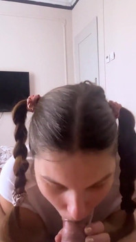 Sletterige stiefzus wil gewoon pik zuigen en sperma slikken