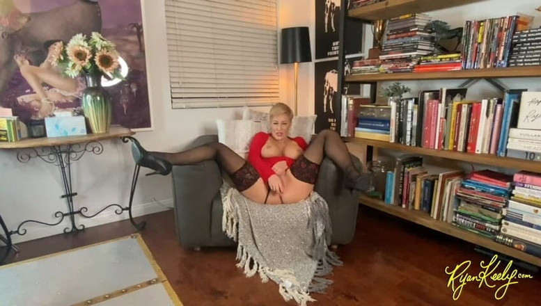 RyanKeely: Tjock MILF knullar sig själv med glasdildo - Ryan Keely