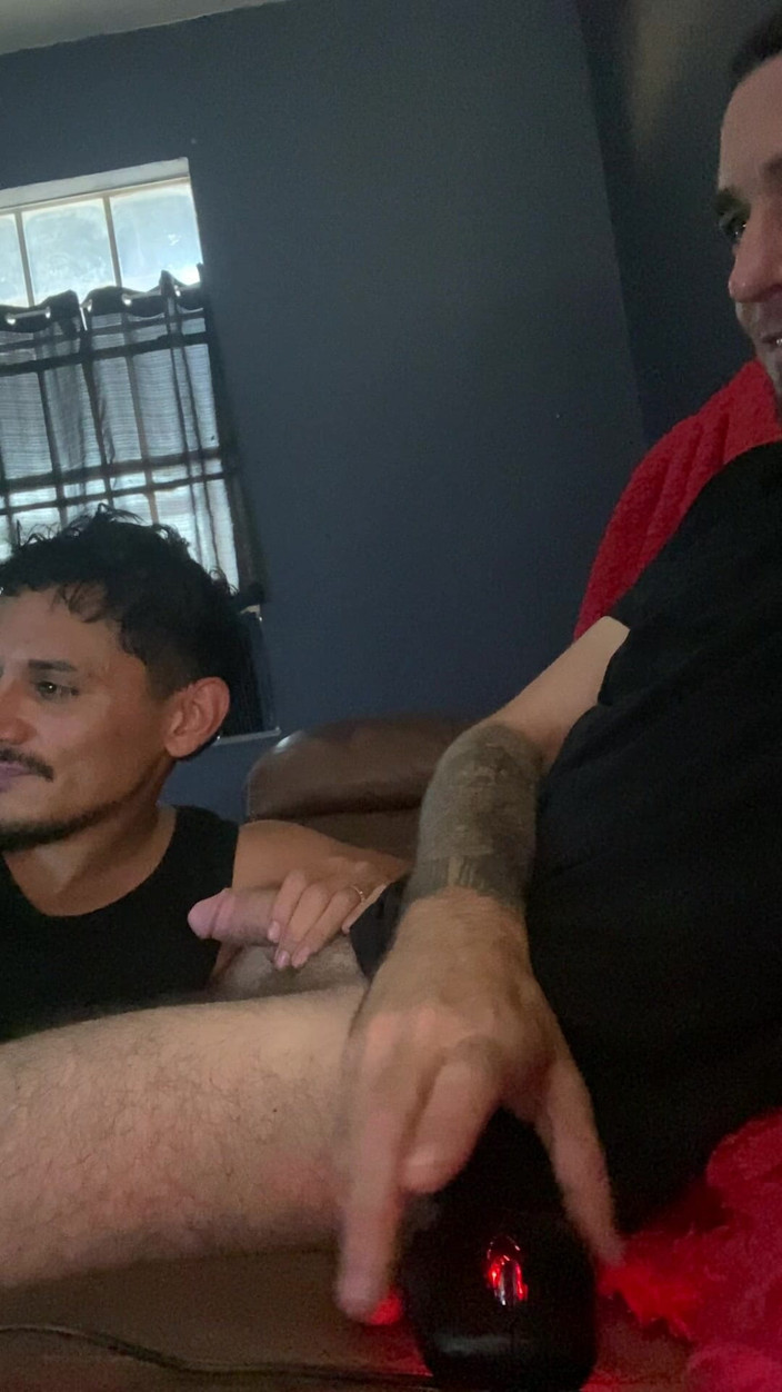 Texas-Toxicos: Menonton lucah dan dickstracted dengan mudah. Menghisap batang adalah perkara...