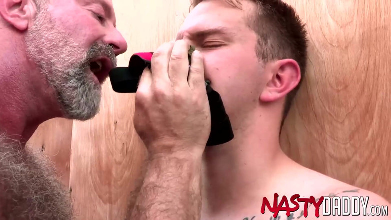 Nasty Daddy: NASTYDADDY - papà Lance Caricabatterie fa succhiare il cazzo a timothy...