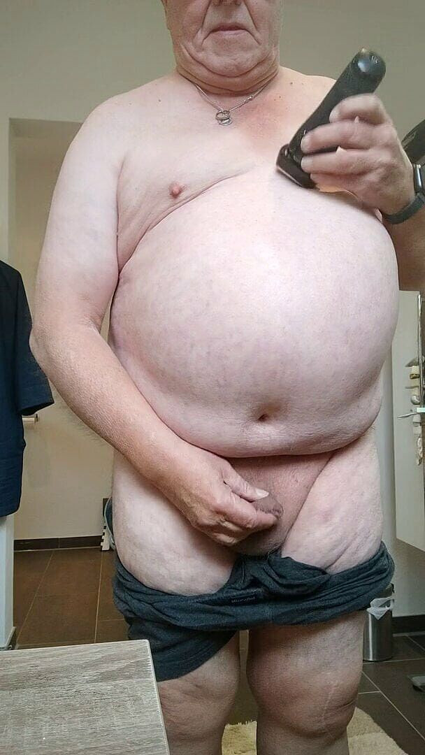 Karlchengeil: Golenie cycków i kutasa, a następnie wepchanie brzytwy i butelki...