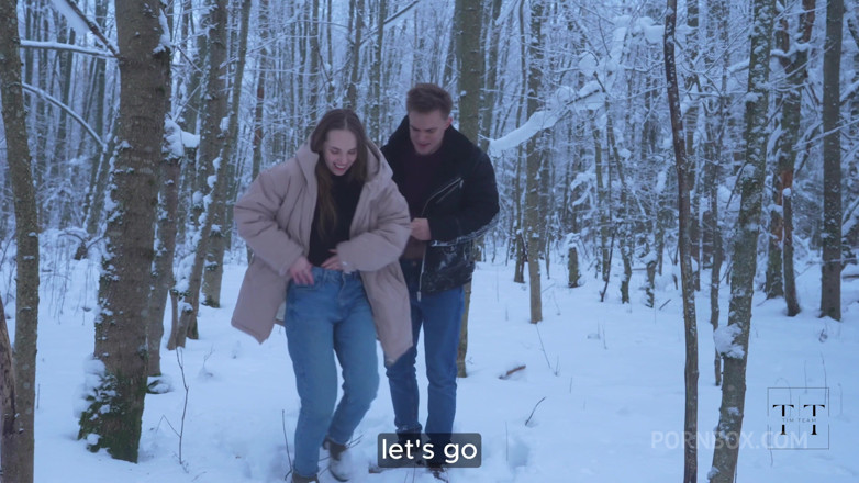 Ellie Wild: Lors d’une belle promenade dans la forêt d’hiver, ma chatte...