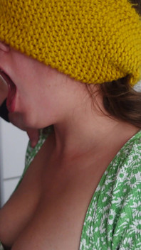 MILF panas ditutup mata dan dikongkek dalam mulut