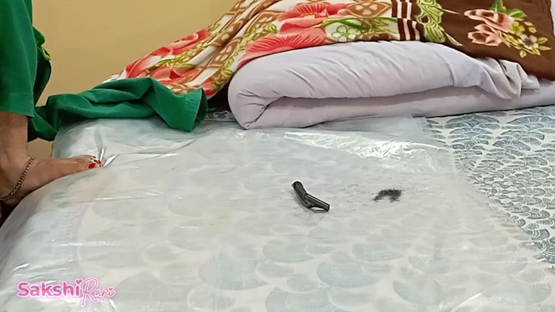 sakshi_raniii: Poesje scheren video Desi meid in baaskamer met betrapte eigenaar...