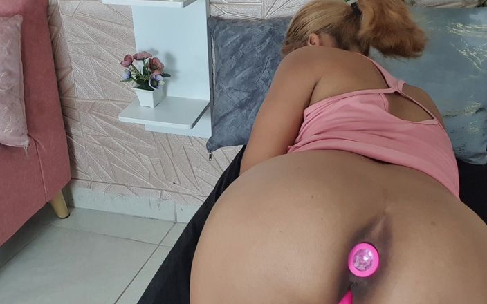 AgataDelphine: Mi scopo il culo con il mio plug e la...
