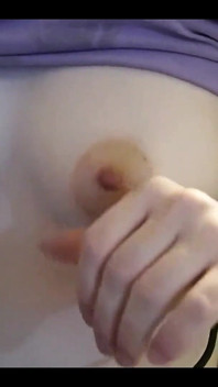 Porno izleyerek meme ucu oyunu, mastürbasyon, meme ucu orgazmı