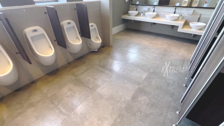 Extremalchiki: 公衆トイレキャッチ