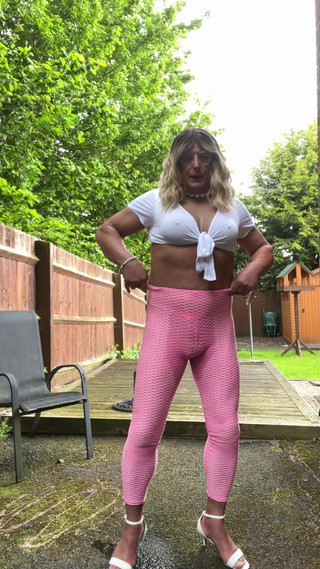 Kellycd2022: Travestit amator Kellycd2022 milf sexy în colanți roz