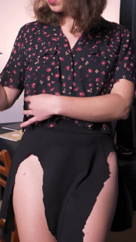Sexy sekretářka se trhá oblečení, dokud není téměř nahá
