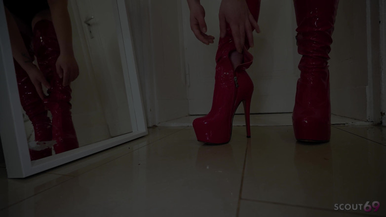 Scout69: Lelaki tua menangkap awek Jerman melancap di asrama dan menggodanya...