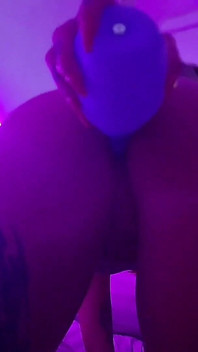 Anniversaire, douche pète avec un microphone