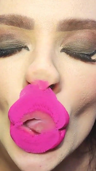 Je te fais jouir avec mes énormes lèvres de suceuses de bites roses