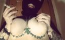 EstrellaSteam: Menina com uma máscara brinca com seus peitos e fuma...