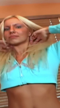 Une blonde bronzée se fait draguer et baiser sur le canapé orange