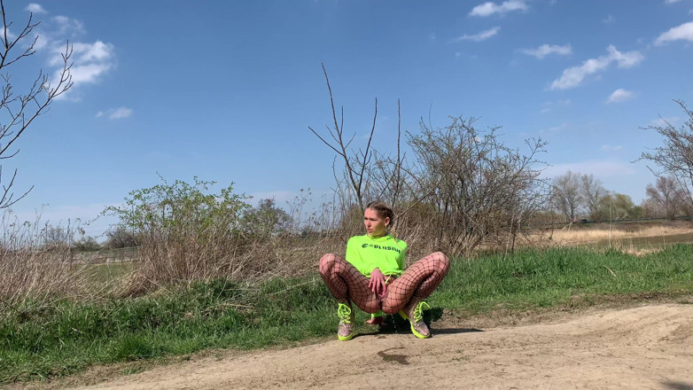Claudia Macc: Triple pissing outdoor