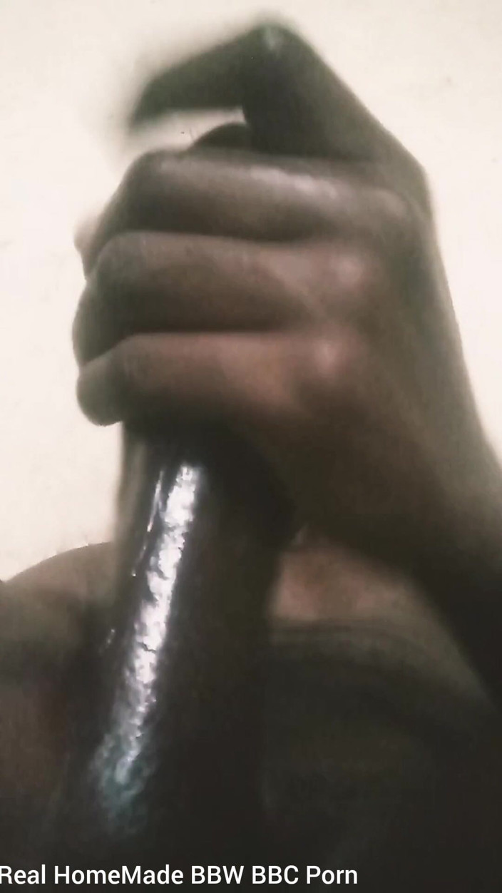 Big black cock BBCee: Намазанная маслом поглаживаю мой большой черный член жестко кончает