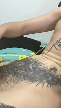 Mačkání mého velkého ptáka a stříkání na mé břicho
