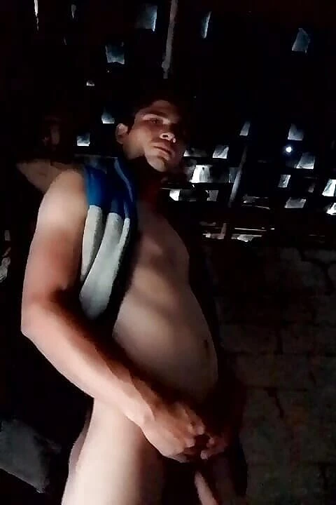 Gangbang straight: Teman lelaki Rusia melancap