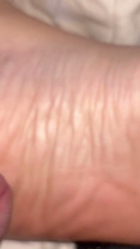 Close-up - cewek ini lagi asik muasin memeknya pakai sol keriput - close up