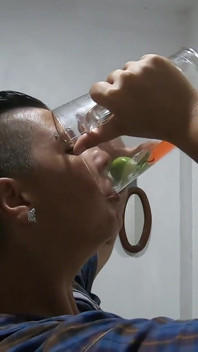 Einen liter pisse-limonade trinken wir unsere pisse aus einer kanne