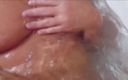 Gspot Productions: このハメ撮り濡れた水曜日のお風呂での自撮り写真では、私のおっぱいと裸の体に水を注ぎます