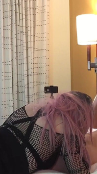 Crossdresser gotik jade madison lagi asik nyepong kontol