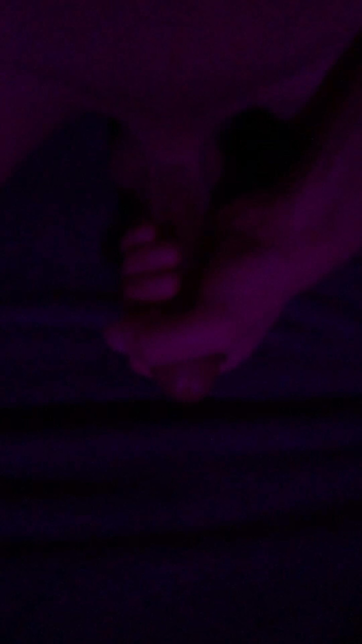 Femboy life: Uroczy, efemeryczny chłopak masturbujący się penisem