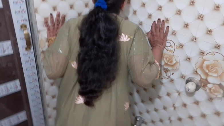 QueenbeautyQB: Bagno condiviso con il video di sesso della matrigna indiana