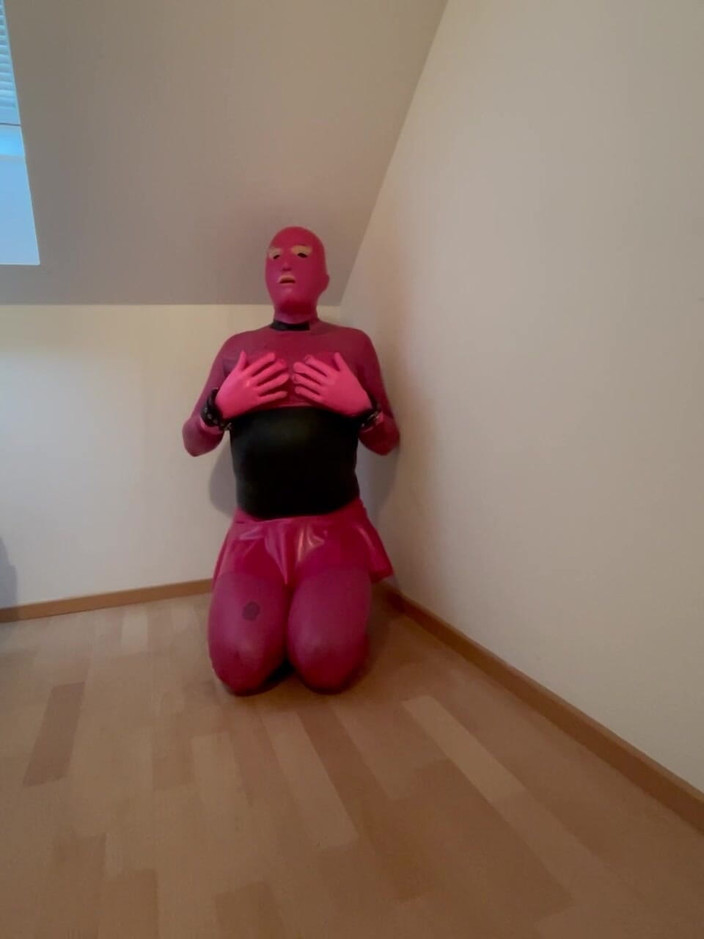 PervyLara: 粉色橡皮娃娘娘腔奴隶女孩 fullrubber 三层乳胶