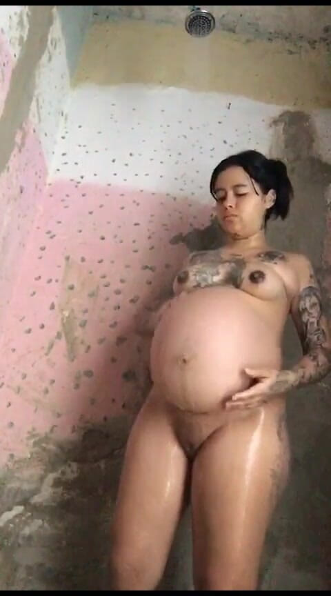 Dalyla: Tu aimes la façon dont je baigne mon ventre géant