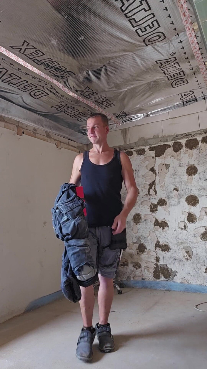 Chris_snoopy_91: Noch immer geil auf der Baustelle, brauche einen echten schwanz...