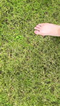 Barfuß auf dem Gras laufen
