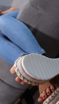 Kaki dan sandal ibu-ibu asia yang lagi bosan