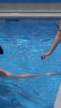 Chicas lesbianas se divierten en una piscina con un tiburón inflable