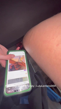 Melihat zakar hitam besar pada telefon saya semasa menghisap besar