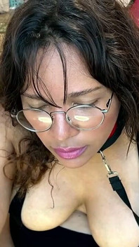 彼女は私の膣を濡らし、快楽のために指を使っていた
