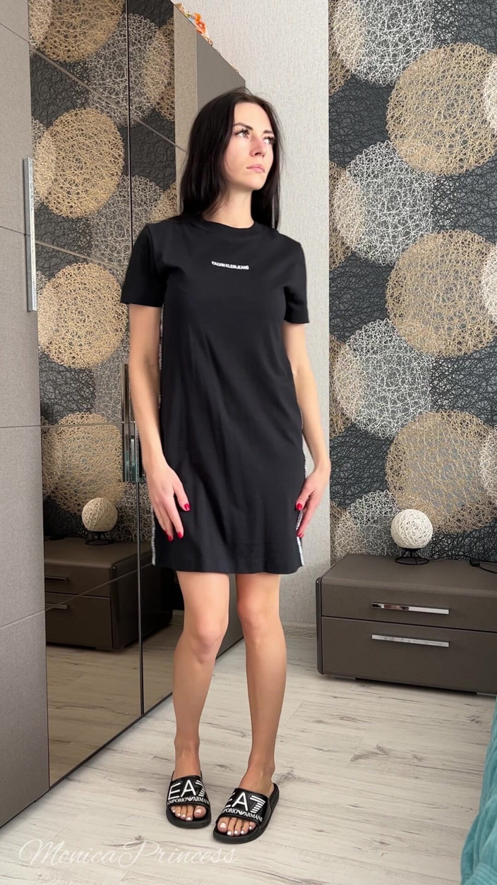 Princess Monica: Fetiș cu picioarele, atingere de picioare