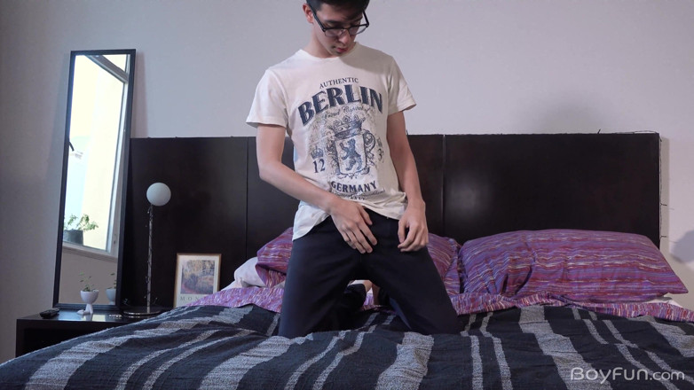 BoyFun Solo: หนุ่มเนิร์ดลาตินอเมริกันชักว่าวกินน้ำควยตัวเองก่อนพ่อเลี้ยงกลับจากทำงาน