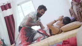 一个性感的德西 bhabi 叫一个德西英俊的男孩按摩她的身体。