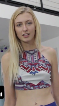 SislovesMe - armăsar norocos prins gagica blondă excitată frecându-și pizda ajunge să o fută în schimb