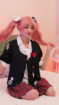 スキニーアニメの痴女サーシャ・ペイジが彼女の小さな小さな猫を隙間に入れる
