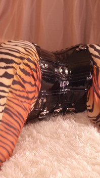 Onderdanige milf mond gesnoerd en bondage geplakt in spandex catsuit