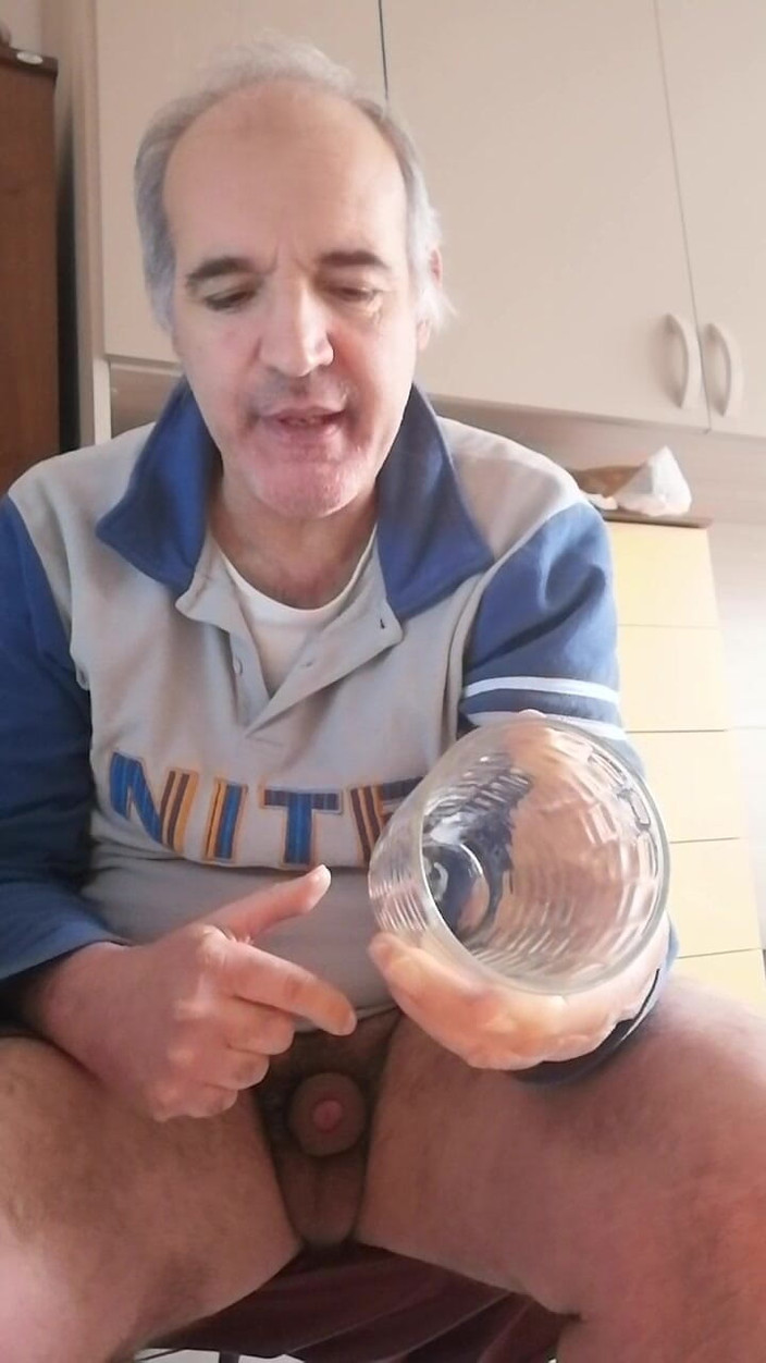 Setesesso7: Aku muncrat dan makan spermaku dari gelas kaca jernih