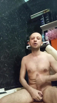 Nagi mężczyzna szarpie swojego dużego kutasa w łazience