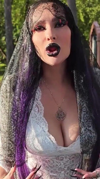 Gothic-hexe Wandert Auf Dem Friedhof, Führt Schwarze Magische Rituale Durch Und Lässt Dich Sie Und Satan Verehren.